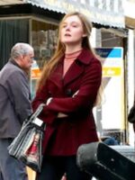 Elle Fanning Acomplete Unknown Marron Peacoat